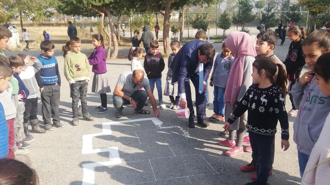 Okul Bahcesinde Oyun Alanlari Sehit Izzettin Polat Ortaokulu